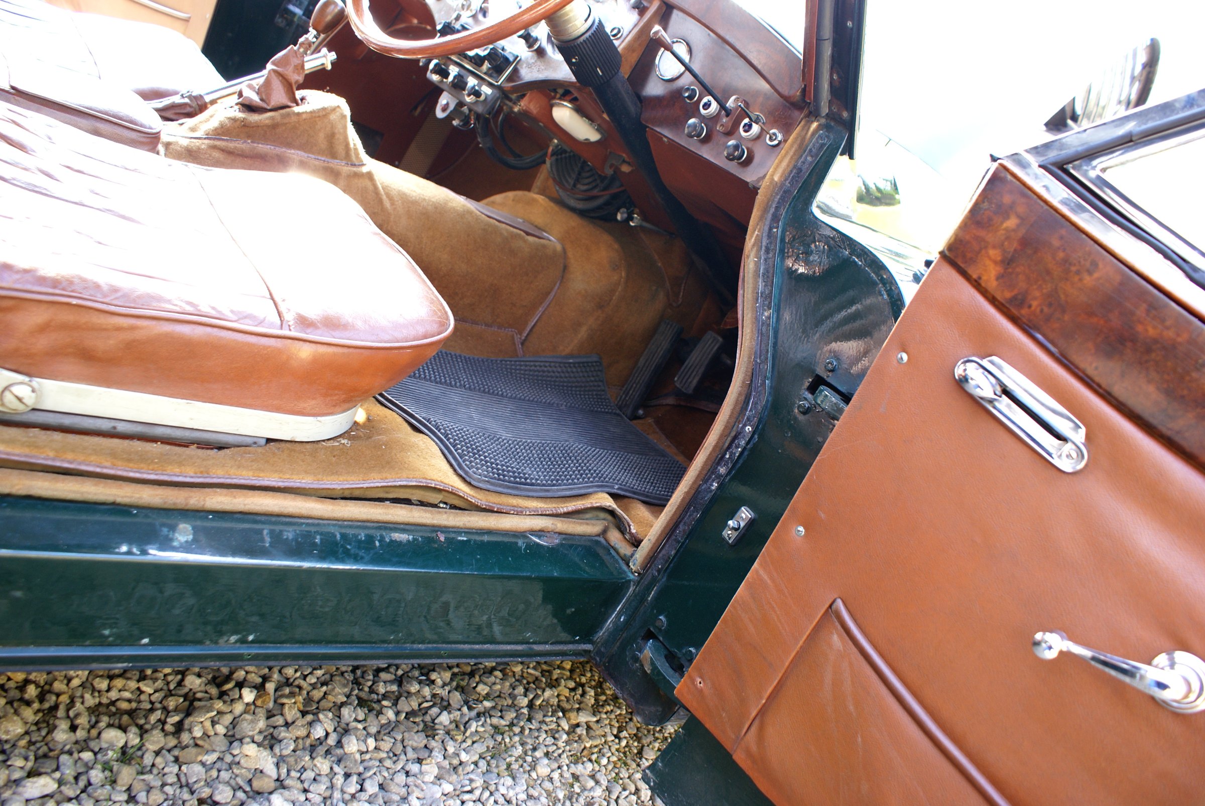 Brown leather seats and burr walnut door capping in an XK140 coupe